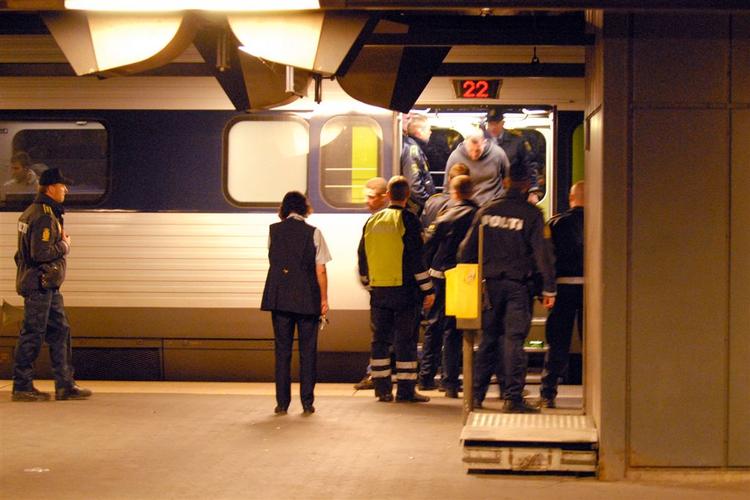 Brøndby fans smidt af toget på Høje Tåstrup station efter at have smadret en togvogn indvendig og forstyrret de andre passagerer på toget. 