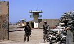 Irakiske sikkerhedsstyrker holder vagt ved Abu Ghraib fængslet, som de overtog ansvaret for i september. 