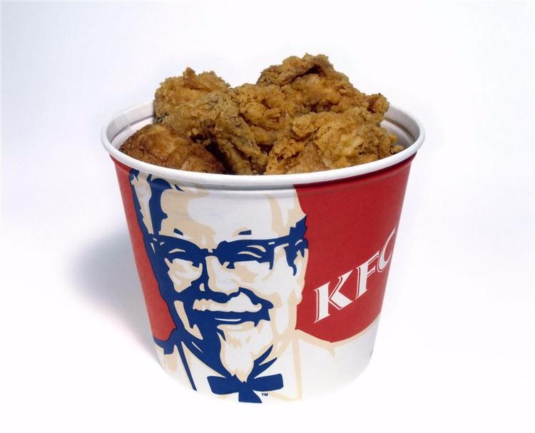 Fastfoodkæden KFC vil nu stege deres kyllingevinger og pommes frites i olie uden transfedtsyrer. 