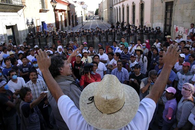 Konflikten i Oaxaca fortsætter. Venstrefløjspolitikere opfordrer til sympatidemonstrationer i andre mexicanske byer. 