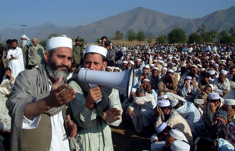 En demonstrerende forsamling ved byen Chingai i Afghanistan. 