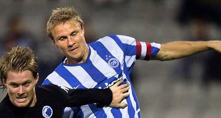 OB-anføreren i nærkamp med FCK's Fredrik Berglund. 