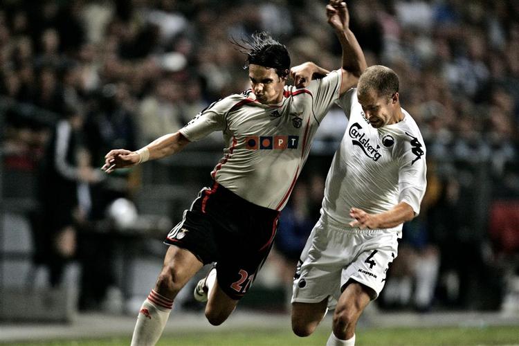 'Synderen' Hjalte Nørregaard i kamp med Nuno Gomes i den eneste Champions League-kamp, der har udløst et gult kort til FC København. 