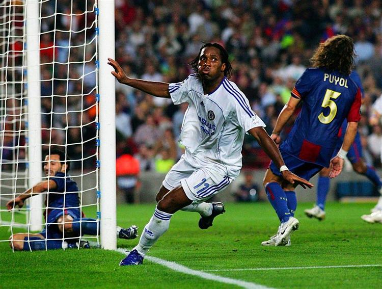 Didier Drogba udlignede til 2-2 for Chelsea i overtiden. 
