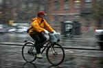 Frysende cyklister kæmpede sig i dag frem i efterårets første storm. 