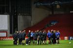 Der var tørt i Parken, da FCK tirsdag aften trænede under skydetaget. I aften er det under åben efterårshimmel, når kampen mod Manchester United tages op. 