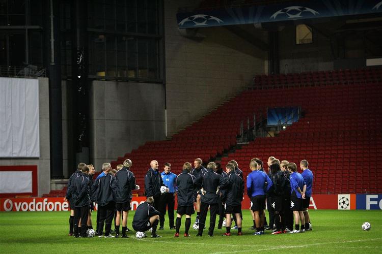 Der var tørt i Parken, da FCK tirsdag aften trænede under skydetaget. I aften er det under åben efterårshimmel, når kampen mod Manchester United tages op. 