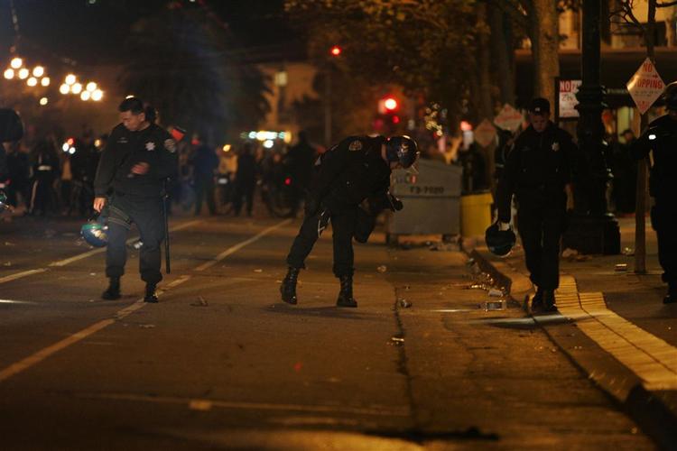 Politiet leder efter beviser, efter et skudopgør under en halloween-fest i San Fransisco. 
