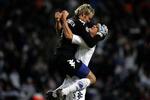 Keeper Christiansen i armene af stopper Hangeland. 