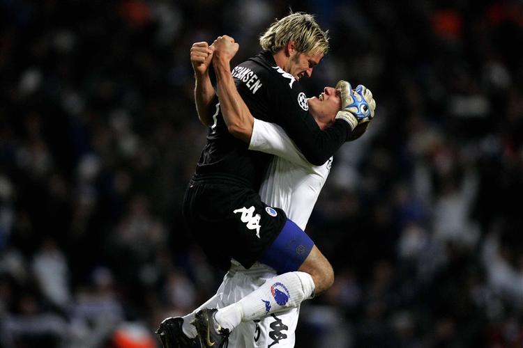 Keeper Christiansen i armene af stopper Hangeland. 