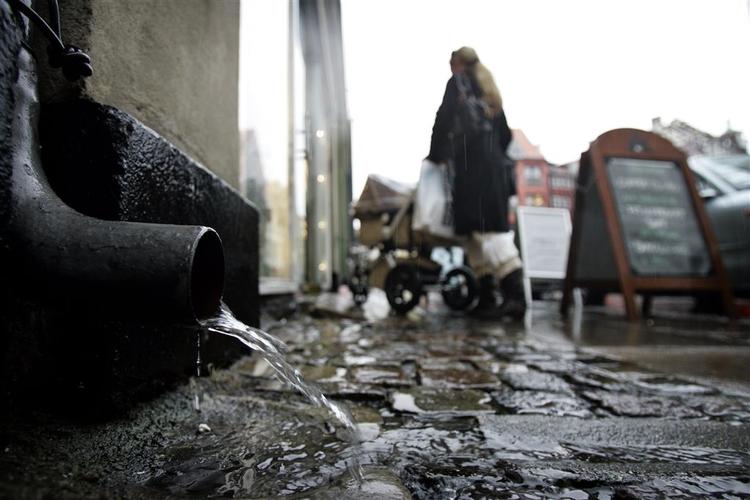 Tusindvis af danskere har vand i kælderen efter denne uges uvejr. Stormrådet skal nu afgøre, om der var tale om stormflod eller 'bare' oversvømmelser. 
