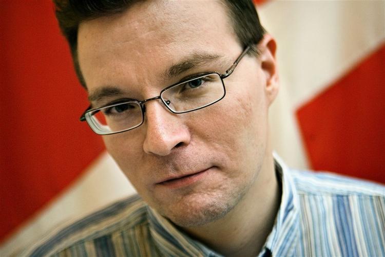 DFU-formand Kenneth Kristensen mener, kunstnergruppen Defending Denmark har sat unge menneskers liv i fare og vil have gruppen dømt. 