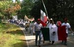 Demonstranter på vej mod Oaxaca for at markere deres protest mod guvernøren Ulises Ruiz, som de beskylder for korruption og valgsvindel. 