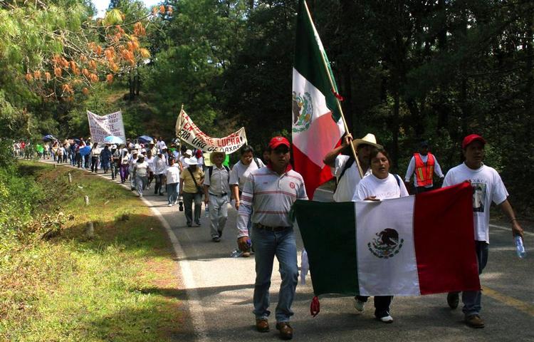 Demonstranter på vej mod Oaxaca for at markere deres protest mod guvernøren Ulises Ruiz, som de beskylder for korruption og valgsvindel. 