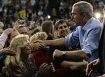 USA's præsident George W. Bush hilser på tilhængere torsdag. Men der er ikke mange tilhængere af Bush' politik i Storbritannien. 