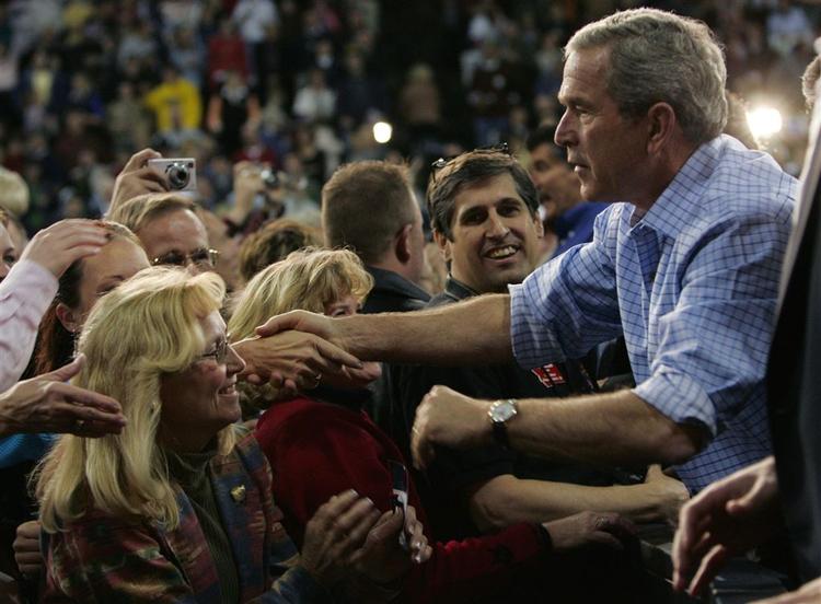USA's præsident George W. Bush hilser på tilhængere torsdag. Men der er ikke mange tilhængere af Bush' politik i Storbritannien. 