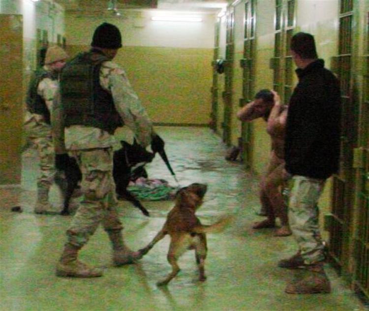 Den amerikanske soldat Santos Cardona er tilbage i Irak, efter at være blevet dømt for mishandling af fanger i Abu Ghraib. På billedet ses Cardona true en fange med sin hund. 