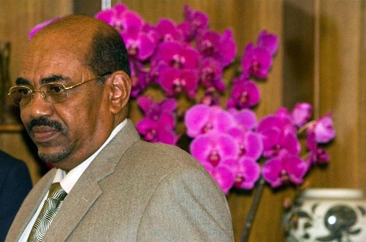 Sudans præsident Omar Hassan al-Bashir er på besøg i Kina. Han nægter fortsat at lade fremmede landes styrker komme ind i de uroplagede områder. 