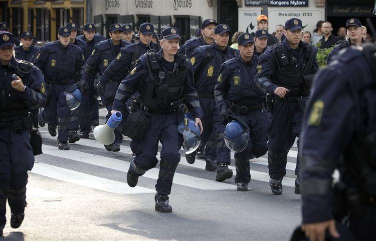 Politikerne er ved at afklare, om der kan blive et bredt forlig om en aftale for politiet. 