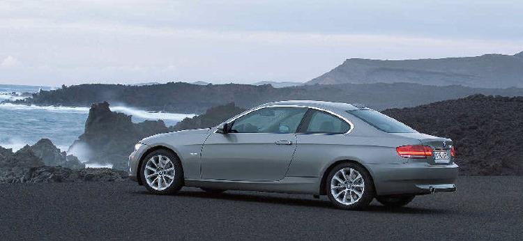 Anderledes uden at være for opsigtsvækkende. BMW har anvendt et ret afdæmpet design til denne 325i Coupé. Foto: BMW 