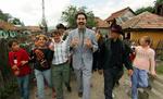Niiiice! Sacha Baron Cohen i rollen som  Borat Sagdiyev fra Kazakhstan, der i filmen ’Borat’ rejser til USA. Angiveligt for at hænge bornerte amerikanere ud. Men indtil videre  er det kasakherne, som er blevet fornærmede. Foto fra filmen 