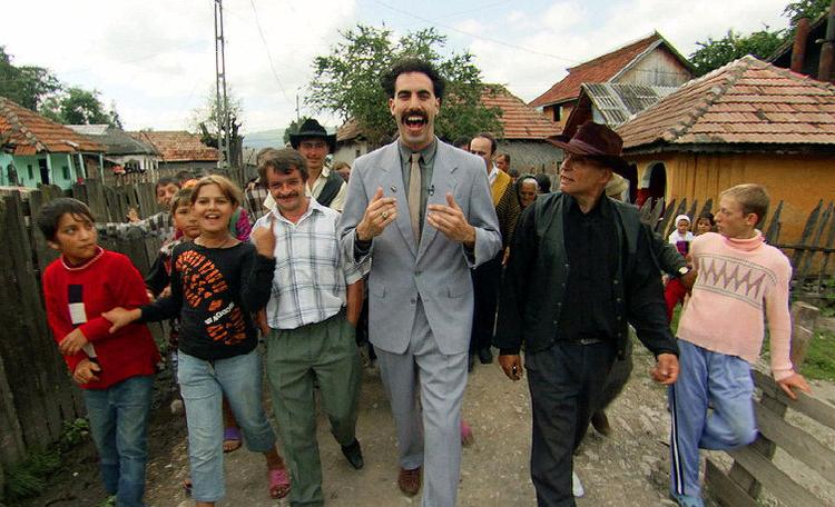 Niiiice! Sacha Baron Cohen i rollen som  Borat Sagdiyev fra Kazakhstan, der i filmen ’Borat’ rejser til USA. Angiveligt for at hænge bornerte amerikanere ud. Men indtil videre  er det kasakherne, som er blevet fornærmede. Foto fra filmen 