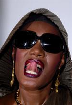 Navnet er Jones. Grace Jones. Den tidligere sanger og skuespiller er trækplaseret ved Jones-rekordforsøget i Wales. 