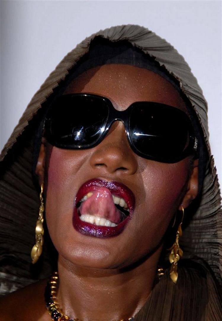 Navnet er Jones. Grace Jones. Den tidligere sanger og skuespiller er trækplaseret ved Jones-rekordforsøget i Wales. 