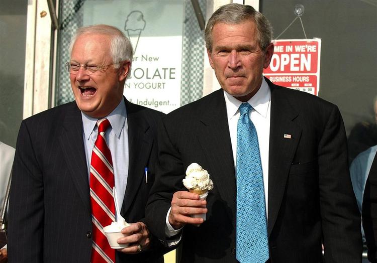 Don Sherwood i selskab med iskagespisende præsident Bush. 