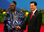 Kinas præsident Hu Jintao (th)hilser på Nigerias præsident Olusegun Obasanjo under konferencens velkomstceremoni i Beijing. 