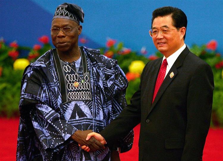 Kinas præsident Hu Jintao (th)hilser på Nigerias præsident Olusegun Obasanjo under konferencens velkomstceremoni i Beijing. 