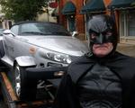 Den lokale Batman, flagermusfangeren George Perkins, må også giver op overfor byen Americus mange flagermus. 