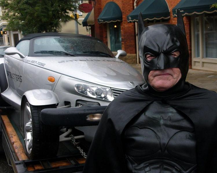 Den lokale Batman, flagermusfangeren George Perkins, må også giver op overfor byen Americus mange flagermus. 
