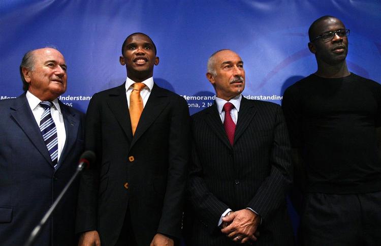 FIFA's præsident, Sepp Blatter, poserer torsdag sammen med FC Barcelona spilleren Samuel Eto'o, FIFPro's leder, Philippe Piat, og FC Barcelona spilleren Liliam Thuram efter at have underskrevet den skelsættende aftale mellem FIFA og FIFPro. 