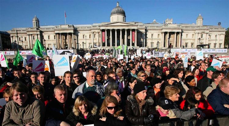Politiet mener, at op til 25.000 demontranter  samledes  på Trafalgar Square. Arrangørerne mener, der var flere. 