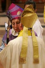 Til stor ærgrelse for flere konservative kristne blev biskop Katharine Jefferts Schori i dag indsat som den øverste leder af den amerikanske anglikanske kirke. 