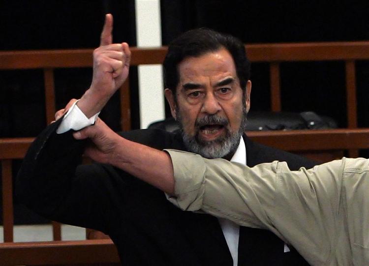 Det var en tydeligt rystet Saddam Hussein, der modtog sin dødsdom. 
