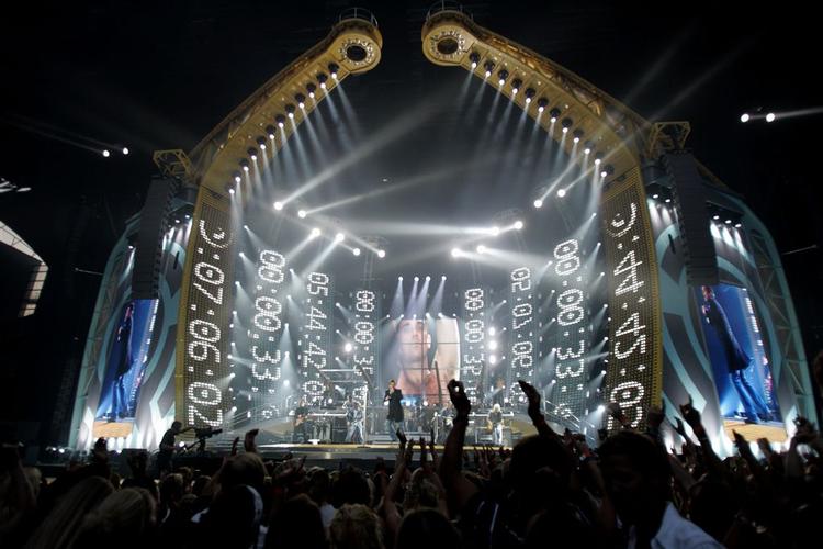 De mange koncerter og andre arrangementer i Parken går hårdt ud over plænen. Her er det Robbie Williams, der underholder (herover) og fans, der lytter (herunder). 