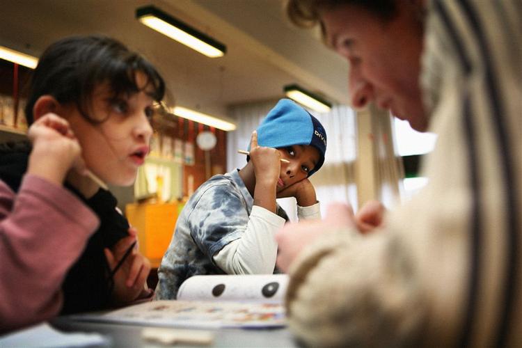 Nuha og Asad fra 2. klasse på Tovshøjskolen i Brabrand har en arbejdsdag fra 8 til 16, efter at heldagsskolen ved dette års skolestart blev indført på syv skoler med et overtal af tosprogede elever. 