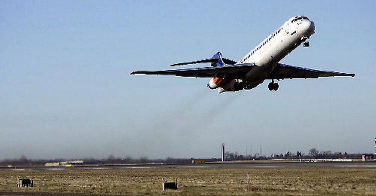 Passagermagnet. Luftfarten står bag cirka 10 pct. af Danmarks CO2-udslip. Nu slipper flyselskaberne for at betale endnu en afgift, nemlig passagerafgift. 