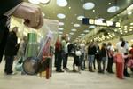 Der er køer i lufthavnen - lange køer - på den første dag med de nye regler for væske i håndbagagen. Men danskene er godt forberedt. 