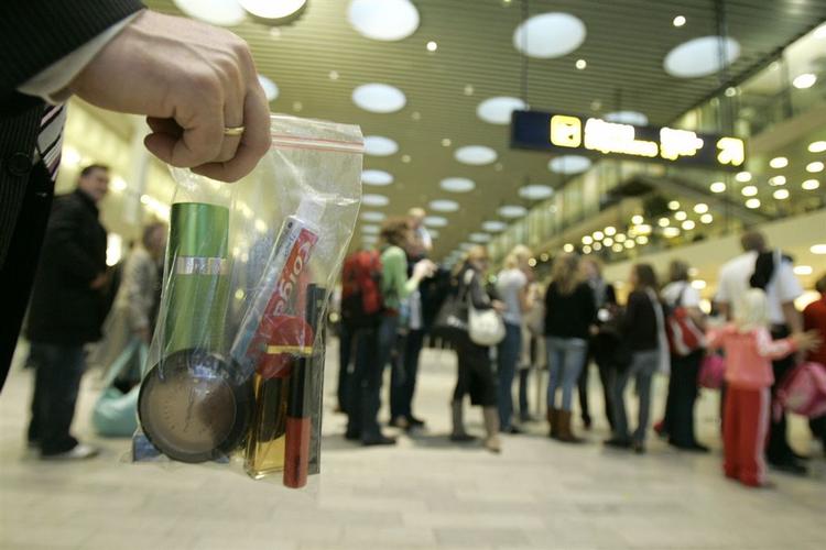 Der er køer i lufthavnen - lange køer - på den første dag med de nye regler for væske i håndbagagen. Men danskene er godt forberedt. 