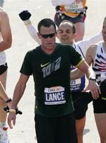 Lance Armstrong krydser mållinjen under New York Marathon. 