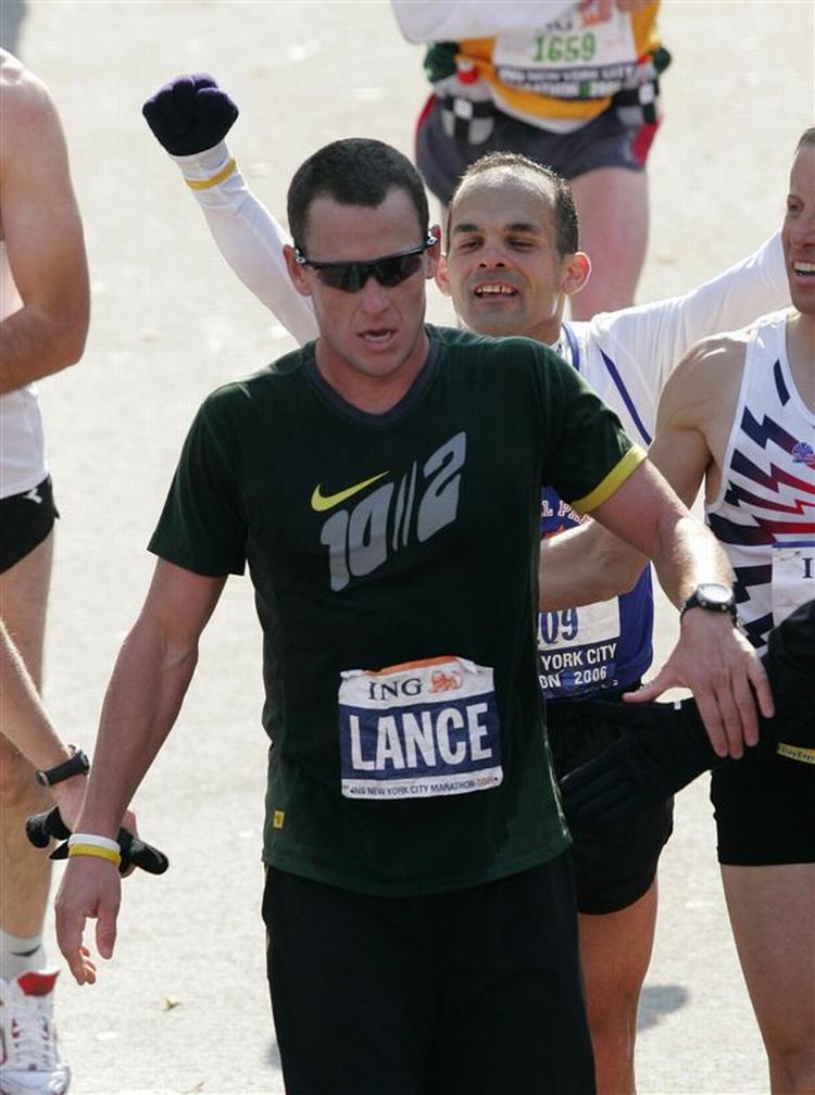 Lance Armstrong krydser mållinjen under New York Marathon. 