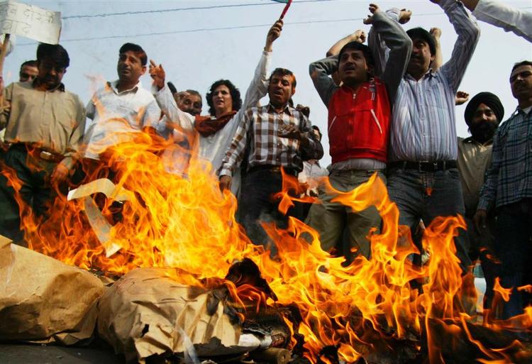 Iraks ledelse frygter endnu mere vold og uro efter dødsdommen over landets tidligere leder Saddam Hussein. 
