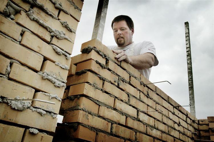 Der skal renoveres for 2,4 milliarder årligt i de almene boliger i de næste seks år. Det er konsekvensen af boligforliget mellem regeringen, R og DF. Men det arbejde skulle være udført under alle omstændigheder, mener BAT-kartellet. 