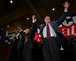 USAs tidligere demokratiske præsident Bill Clinton og Baltimores borgmester Martin O'Malley støtter Marylands demokratiske guvernørkandidat Anthony Brown (tv.) ved et valgmøde i Maryland. 