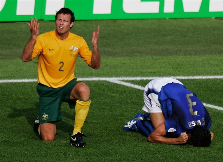 Australien tabte under VM 1-0 til Italien, da Lucas Neill i denne situation fik dømt et straffespark imod sig for en tackling af Fabian Grosso. 