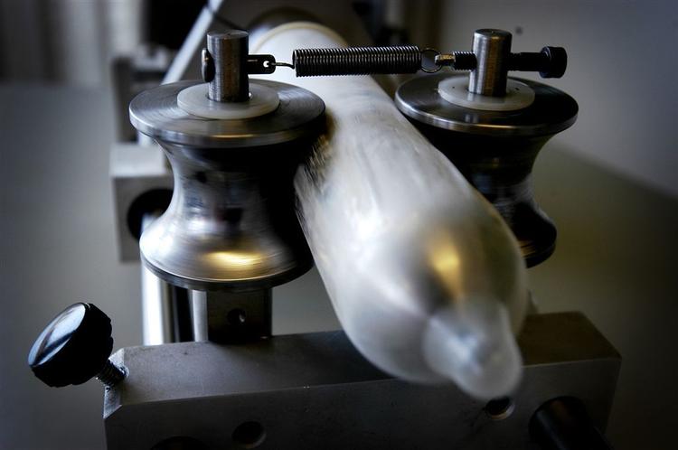 Kondomvirksomheden Worlds Best Gummivarefabrik tester her nye modeller på bl.a. en samlejesimuleringsmaskine. 