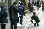 Politiet arbejder foran Café Louise paa Nørrebrogade. 